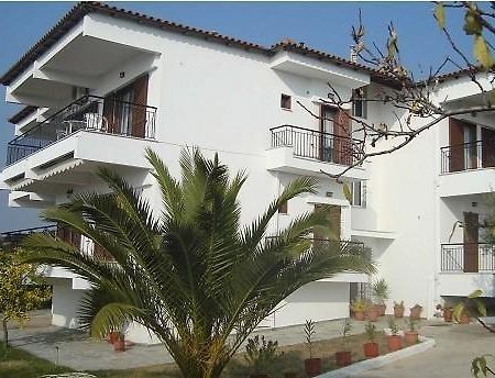 Yianna Studios & Apartments Gerakini Exterior photo